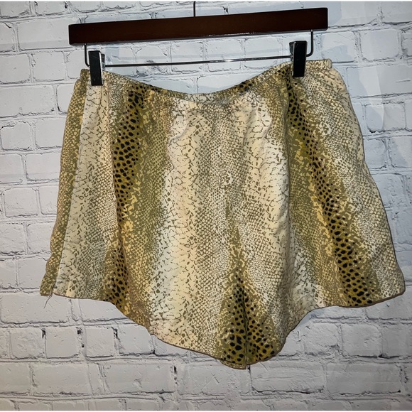 victoria’s secret yellow & tan cheetah print shorts size M - Picture 4 of 5